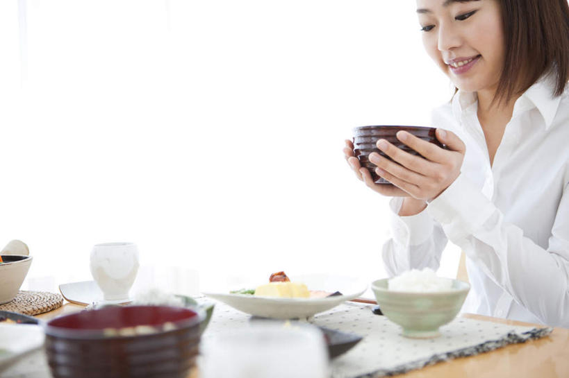 点心,米饭,东方人,头发,一个人,客厅,坐,捧,笑,摸,微笑,露齿笑,横图,室内,白天,正面,衬衫,餐桌,窗户,落地窗,桌子,杯子,餐具,亚洲,仅一个年轻女性,仅一个女性,仅一个人,抚摸,喝,握,阴影,光线,瓷器,碟子,盘,影子,汤,食品,甜点,甜品,咖啡杯,陶瓷制品,饭,拿,拿着,注视,黄种人,玻璃窗,食物,糕点,一个,白色,黑色,阳光,盘子,碟,碗,甜食,观察,看,靠,靠着,倚靠,握着,单个,餐台,观看,五谷,察看,起居室,倚着,关注,瓷杯,一碗,年轻女性,女人,女性,亚洲人,长发,进餐用具,烹调用具,触摸,端,端着,接触,捧着,手捧,坐着,半身,彩图,衬衣