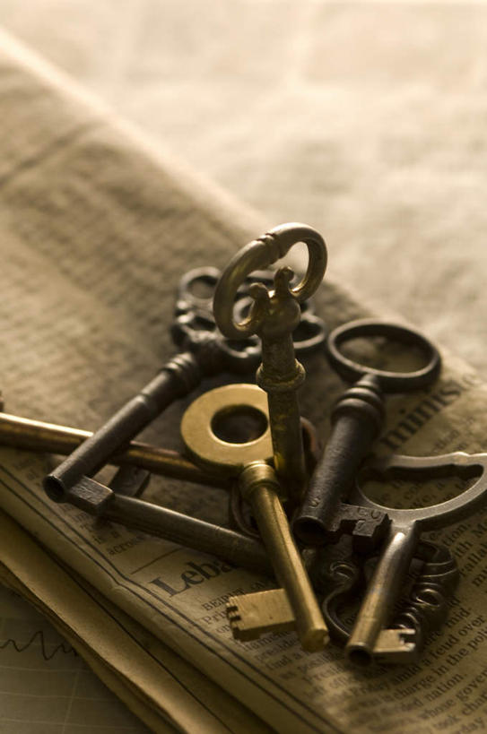 无人,竖图,俯视,室内,特写,白天,安全,桌面,报纸,一堆,一张,许多,阴影,堆叠,堆积,光线,信息,影子,防护,钥匙,阳光,堆,保护,新闻,开启,封闭,保险,私密,保全,周全,安稳,安定,防盗,平安,彩图,高角度拍摄,报刊