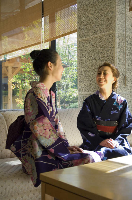 东方人,头发,两个人,伙伴,朋友,坐,笑,摸,微笑,露齿笑,竖图,室内,白天,正面,民族服装,旅游,度假,友谊,植物,餐桌,窗户,桌子,亚洲,撑,抚摸,阴影,和服,光线,瓷砖,地砖,影子,墙,地面,注视,黄种人,娱乐,玻璃窗,相视,墙壁,墙面,树,树木,蓝色,绿色,黑色,阳光,自然,观察,看,享受,休闲,面对面,放松,服饰,生长,成长,餐台,观看,对视,察看,撑着,关注,相对,吴服,相看,唐草,唐花,唐锦,友情,年轻女性,女人,女性,亚洲人,触摸,接触,坐着,半身,彩图,传统服装,民俗服