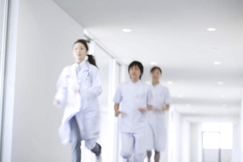 东方人,头发,三个人,同事,医生,医院,站,跑,横图,室内,白天,正面,锻炼,成功,运动,合作,团队,集体,信心,窗户,亚洲,一排,阴影,朦胧,模糊,整齐,光线,影子,墙,抬腿,注视,黄种人,队伍,玻璃窗,墙壁,墙面,排列,一个,黑色,阳光,听诊器,观察,看,站着,医护人员,医疗人员,抬手,单个,观看,察看,医疗设备,领导,白大褂,成就,队列,关注,合伙,领袖,医疗机构,体育,男人,男性,年轻男性,年轻女性,女人,女性,亚洲人,大夫,跑步,站立,半身,彩图,健身,病院,诊所