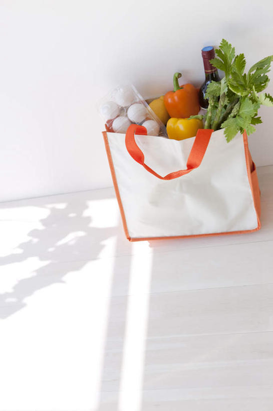 无人,竖图,俯视,室内,白天,购物,消费,辣椒,芹菜,蔬菜,西红柿,袋子,一排,许多,阴影,新鲜,整齐,光线,包装袋,瓷砖,地砖,手提袋,影子,墙,蛋,鸡蛋,食品,购物袋,地面,墙壁,墙面,食物,排列,一个,绿色,白色,阳光,金融,有机食品,绿色食品,单个,队列,购买,贸易,彩椒,辣角,红海椒,大椒,辣虎,广椒,卵,药芹,甜椒,水芹,柿子椒,辣子,旱芹,海椒,番椒,灯笼椒,彩图,高角度拍摄