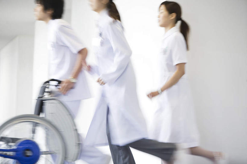 东方人,头发,三个人,同事,医生,医院,站,跑,推,笑,摸,微笑,露齿笑,横图,室内,白天,侧面,成功,合作,团队,集体,信心,亚洲,一排,撑,抚摸,朦胧,模糊,整齐,瓷砖,地砖,工具,墙,地面,注视,黄种人,队伍,墙壁,墙面,排列,一个,黑色,轮椅,听诊器,复健,观察,看,站着,医护人员,医疗人员,康复,器械,单个,观看,察看,医疗设备,领导,撑着,白大褂,成就,队列,关注,医疗器械,医疗工具,合伙,领袖,医疗机构,辅助设备,男人,男性,年轻男性,年轻女性,女人,女性,亚洲人,大夫,触摸,接触,跑步,站立,半身,彩图,病院,诊所