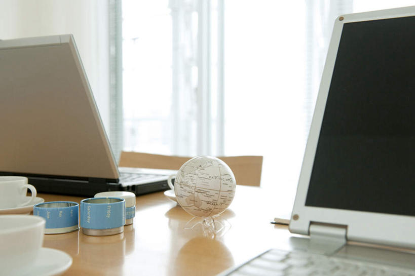 无人,横图,室内,白天,正面,电脑,笔记本电脑,仪器,海洋,餐桌,窗户,落地窗,书房,桌子,杯子,餐具,地图,椅子,阴影,光线,网格,网络,地球仪,碟子,盘,线条,影子,世界地图,木椅,墙,地球,陆地,全球,通讯设备,玻璃窗,墙壁,墙面,球,一个,蓝色,白色,阳光,盘子,经纬线,模型,水杯,碟,球体,地理,国家,单个,餐台,两台,大陆,世界,无线,通信设备,无线网络,纬线,版图,经线,无线上网,便携式电脑,经纬仪,地理学,手提电脑,茶杯,彩图,大洋,大洲