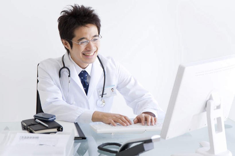 东方人,头发,一个人,医生,办公室,坐,笑,摸,打电话,微笑,露齿笑,横图,俯视,室内,白天,电脑,笔记本电脑,桌子,电话,手机,椅子,亚洲,仅一个男性,仅一个人,抚摸,敲打,阴影,光线,网络,影子,办公桌,墙,记事本,注视,黄种人,输入,通讯设备,墙壁,墙面,仅一个年轻男性,一个,黑色,阳光,本子,笔记本,听诊器,打字,观察,看,靠,靠着,倚靠,医护人员,医疗人员,单个,观看,点击,敲击,察看,医疗设备,无线,倚着,白大褂,关注,通信设备,无线网络,无线上网,便携式电脑,一部,交流,按键,手提电脑,男人,男性,年轻男性,亚洲人,大夫,触摸,沟通,接触,通话,坐着,半身,彩图,高角度拍摄