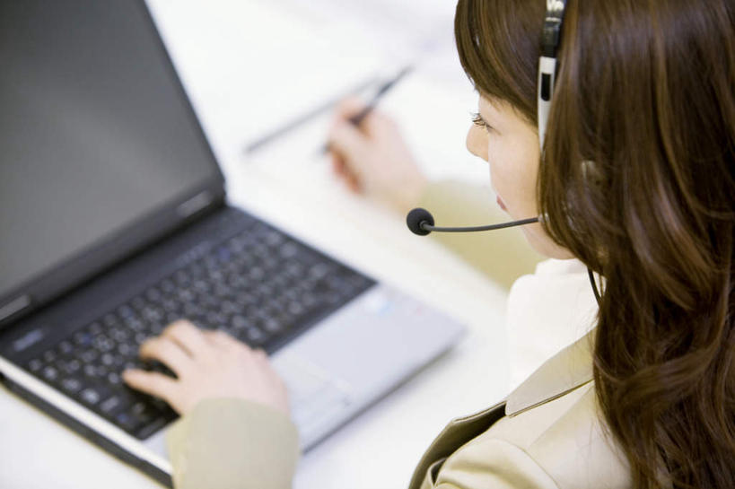 东方人,头发,一个人,办公室,坐,笑,摸,微笑,露齿笑,横图,俯视,室内,白天,衬衫,电脑,笔记本电脑,桌子,亚洲,仅一个年轻女性,仅一个女性,仅一个人,抚摸,敲打,写,网络,笔,材料,档案,文件,办公桌,墙,办公用品,话务员,注视,黄种人,输入,通讯设备,墙壁,墙面,文具,黑色,耳机,耳麦,话筒,学习用品,资料,打字,低头,观察,记录,看,观看,点击,敲击,文具用品,一支,察看,无线,麦克风,关注,文档,通信设备,无线网络,无线上网,便携式电脑,客服人员,电话销售,按键,手提电脑,年轻女性,女人,女性,亚洲人,长发,接线员,触摸,接触,坐着,半身,彩图,高角度拍摄,衬衣