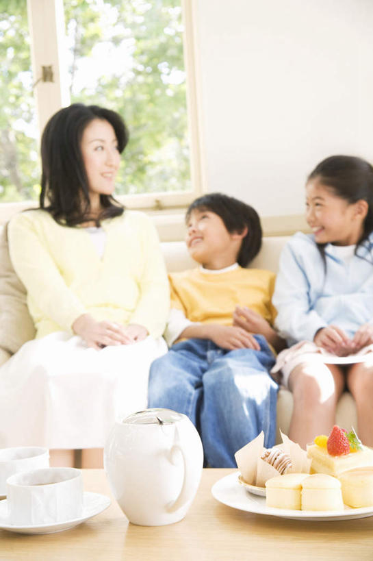 点心,东方人,儿童,头发,三个人,家庭,母亲,女儿,儿子,客厅,坐,笑,微笑,露齿笑,竖图,室内,白天,正面,下午茶,纯洁,植物,窗户,沙发,杯子,餐具,亚洲,一排,阴影,服装,整齐,光线,瓷器,碟子,壶,盘,影子,墙,食品,咖啡杯,陶瓷制品,扭头,注视,休闲装,黄种人,玻璃窗,墙壁,墙面,水壶,树,树木,食物,糕点,排列,小孩,衣服,黄色,蓝色,绿色,黑色,阳光,自然,盘子,茶壶,碟,观察,看,靠,靠着,倚靠,转头,休闲,温暖,温馨,母女,母子,一家人,休闲服,可爱,母爱,童年,童趣,服饰,生长,成长,观看,和睦,察看,起居室,倚着,队列,关注,瓷杯,布艺沙发,童真,烂漫,无邪,天真,男孩,男人,男性,年轻女性,女孩,女人,女性,亚洲人,孩子,年轻人,坐着,半身,彩图,融洽,蛋糕,男生,女生