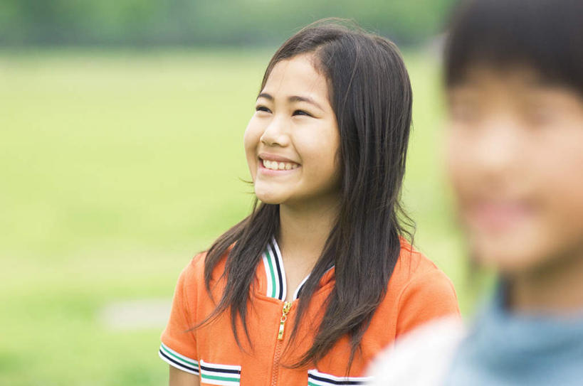 东方人,儿童,头发,两个人,站,笑,微笑,露齿笑,横图,室外,白天,正面,旅游,度假,纯洁,草地,草坪,植物,亚洲,阴影,服装,朦胧,模糊,光线,影子,注视,休闲装,黄种人,娱乐,草,树,树木,小孩,衣服,黄色,蓝色,绿色,黑色,阳光,自然,观察,看,站着,享受,休闲,休闲服,放松,可爱,童年,童趣,服饰,生长,成长,观看,察看,关注,童真,烂漫,无邪,天真,男孩,男人,男性,女孩,女人,女性,亚洲人,长发,抬头,仰头,站立,半身,彩图,男生,女生