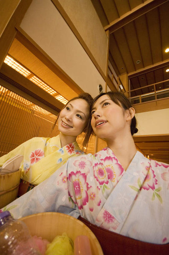 东方人,头发,两个人,伙伴,朋友,坐,笑,微笑,露齿笑,竖图,室内,白天,仰视,民族服装,旅游,度假,友谊,亚洲,阴影,花纹,和服,光线,瓷砖,地砖,图案,瓦片,影子,墙,屋檐,地面,扭头,依偎,注视,黄种人,娱乐,檐,墙壁,墙面,黄色,黑色,阳光,观察,看,靠,靠着,倚靠,转头,享受,休闲,放松,服饰,观看,察看,倚着,关注,吴服,唐草,唐花,唐锦,依附,依赖,投靠,友情,年轻女性,女人,女性,亚洲人,长发,坐着,半身,彩图,低角度拍摄,传统服装,民俗服