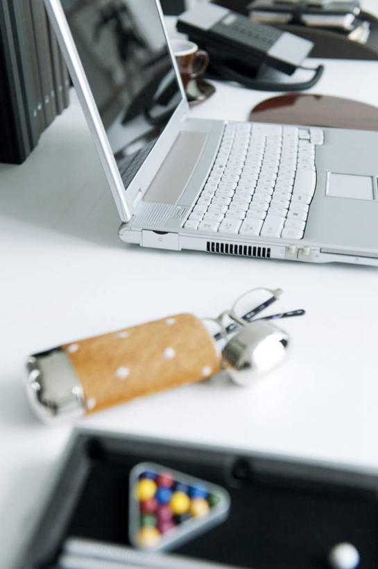 无人,打电话,竖图,俯视,室内,特写,白天,游戏,电脑,笔记本电脑,桌子,杯子,餐具,电话,手机,玩具,网络,瓷器,碟子,盘,眼镜,办公桌,咖啡杯,陶瓷制品,玩,娱乐,通讯设备,盘子,碟,休闲,益智,活动,无线,发泄,消遣,智力,瓷杯,通信设备,无线网络,近视眼镜,无线上网,便携式电脑,宣泄,交流,手提电脑,沟通,通话,玩耍,嬉戏,彩图,高角度拍摄