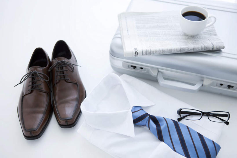 无人,横图,俯视,室内,特写,白天,白色背景,衬衫,西装,报纸,杯子,鞋子,一双,一张,阴影,套装,正装,光线,信息,瓷器,瓷砖,地砖,拉杆箱,旅行箱,眼镜,影子,咖啡杯,领带,陶瓷制品,地面,职业装,一个,白色,黑色,阳光,行李箱,箱子,摄影,影棚,单个,出差,新闻,瓷杯,近视眼镜,彩图,高角度拍摄,影棚拍摄,衬衣,皮鞋,旅行,拍摄,报刊