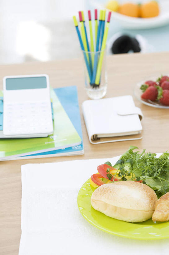 点心,面包,无人,竖图,俯视,室内,白天,计算器,餐桌,桌面,桌子,草莓,浆果,蔬菜,西红柿,餐具,水果,阴影,新鲜,光线,计算,科学,笔,碟子,盘,影子,生菜,莴苣,生食,食品,面点,果实,办公用品,记事本,文具,食物,糕点,一个,红色,阳光,本子,笔记本,盘子,学习用品,碟,理财,财务,有机食品,绿色食品,餐台,文具用品,数学,春菜,鹅仔菜,莴仔菜,千金菜,叶用莴苣,洋莓,水果皇后,红莓,地莓,樱桃番茄,圣女果,番茄,彩图,高角度拍摄