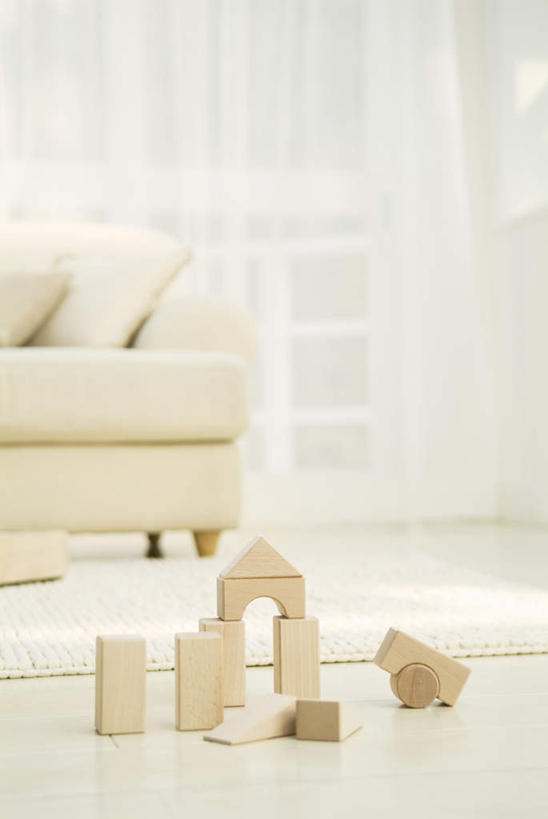 客厅,栏杆,竖图,室内,白天,正面,旅游,度假,游戏,智慧,窗户,靠垫,沙发,玩具,许多,阴影,光线,影子,墙,围栏,靠枕,玩,娱乐,护栏,玻璃窗,墙壁,墙面,阳光,垫子,枕头,享受,休闲,积木,放松,益智,活动,起居室,思维,发泄,消遣,智力,想象,布艺沙发,宣泄,玩耍,嬉戏,半身,彩图