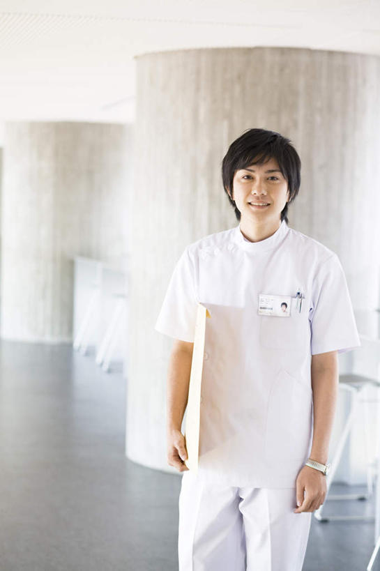 东方人,头发,一个人,医生,医院,站,捧,笑,摸,微笑,露齿笑,竖图,室外,白天,正面,名片,亚洲,仅一个男性,仅一个人,抚摸,握,阴影,光线,信息,材料,瓷砖,档案,地砖,文件,影子,墙,地面,联系,拿,拿着,注视,黄种人,墙壁,墙面,仅一个年轻男性,黑色,阳光,卡片,资料,观察,看,站着,医护人员,医疗人员,握着,观看,察看,白大褂,关注,文档,身份,医疗机构,名刺,名帖,交往,男人,男性,年轻男性,亚洲人,大夫,触摸,端,端着,接触,捧着,手捧,站立,半身,彩图,商业,病院,诊所