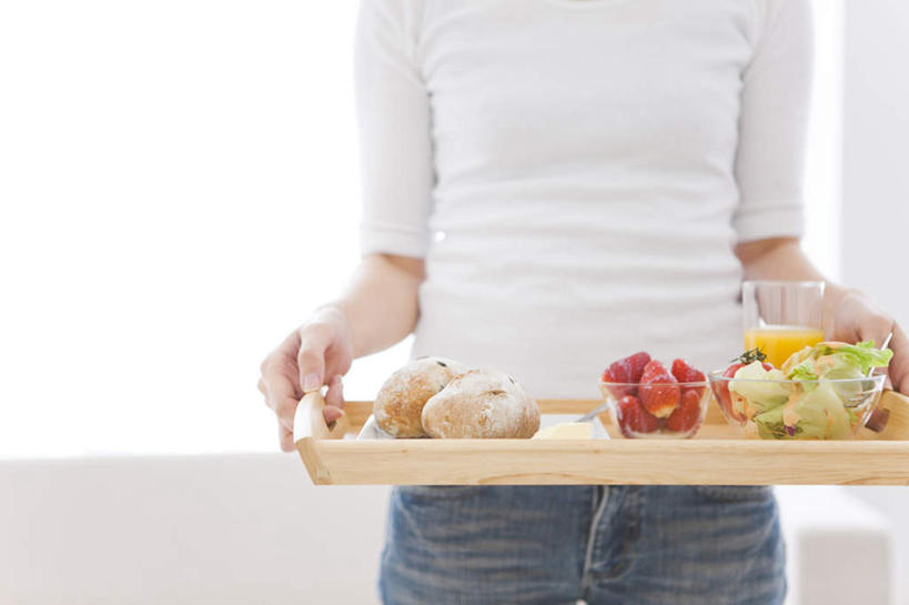 东方人,一个人,客厅,站,捧,摸,横图,室内,白天,正面,窗户,落地窗,草莓,柑橘,浆果,猕猴桃,柠檬,餐具,水果,亚洲,仅一个年轻女性,仅一个女性,仅一个人,一堆,许多,抚摸,握,阴影,堆叠,堆积,服装,新鲜,光线,碟子,盘,影子,墙,生食,食品,果实,拿,拿着,休闲装,黄种人,玻璃窗,墙壁,墙面,食物,衣服,白色,阳光,盘子,碟,站着,休闲,休闲服,握着,服饰,有机食品,绿色食品,堆,起居室,年轻女性,女人,女性,亚洲人,益母果,洋莓,水果皇后,奇异果,柠果,猕猴梨,橘子,桔子,红莓,地莓,橙子,橙,触摸,端,端着,接触,捧着,手捧,站立,半身,彩图