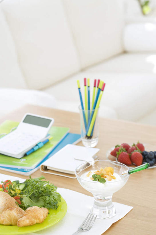 无人,客厅,竖图,俯视,室内,白天,计算器,餐桌,沙发,桌子,草莓,浆果,蔬菜,土豆,西红柿,餐具,水果,一副,许多,新鲜,计算,科学,笔,碟子,盘,眼镜,墙,生食,食品,果实,办公用品,墙壁,墙面,文具,食物,一个,红色,绿色,盘子,学习用品,碟,理财,财务,有机食品,绿色食品,单个,餐台,文具用品,起居室,数学,近视眼镜,布艺沙发,馍馍蛋,洋莓,水果皇后,红莓,地莓,樱桃番茄,洋芋,圣女果,山药蛋,马铃薯,番茄,彩图,高角度拍摄