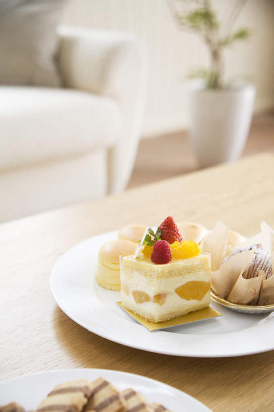 点心,无人,客厅,竖图,俯视,室内,白天,下午茶,植物,餐桌,地板,沙发,桌子,草莓,浆果,餐具,水果,一块,阴影,朦胧,模糊,新鲜,光线,碟子,盘,盆栽,影子,生食,食品,果实,盆景,地面,木地板,食物,糕点,红色,绿色,阳光,自然,盘子,碟,有机食品,绿色食品,生长,成长,餐台,起居室,布艺沙发,洋莓,水果皇后,红莓,地莓,彩图,高角度拍摄,蛋糕