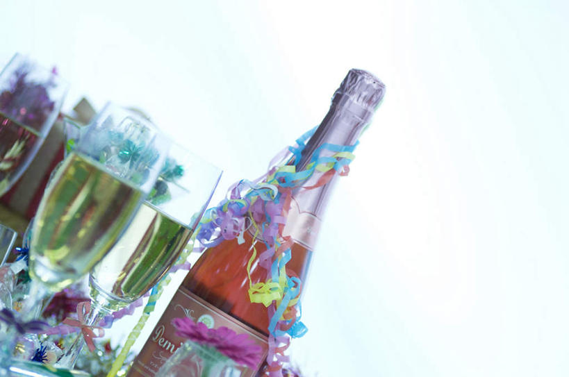 葡萄酒,无人,横图,彩色,室内,白天,正面,聚会,奢侈,快乐,窗户,杯子,许多,阴影,朦胧,模糊,装饰,光线,高脚杯,影子,浪漫,玻璃窗,玻璃制品,酒,酒瓶,饮料,阳光,玻璃瓶,彩带,酒杯,瓶子,香槟,诱惑,华丽,修饰,点缀,香槟杯,衬托,美观,雅致,雅观,气泡酒,起泡酒,汽酒,玻璃杯,彩图,高兴,欢笑