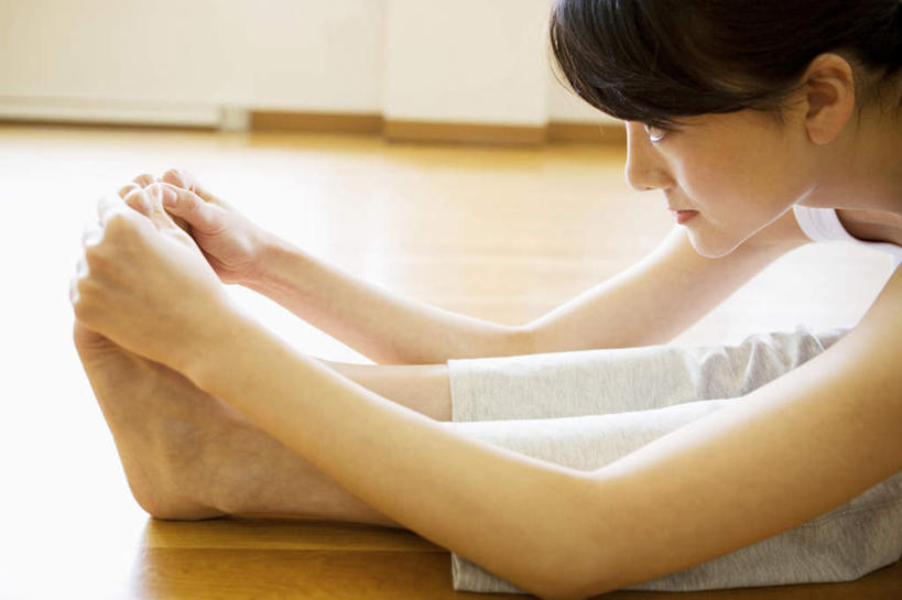 东方人,头发,一个人,坐,笑,摸,微笑,露齿笑,横图,室内,白天,侧面,锻炼,瑜伽,运动,地板,亚洲,仅一个年轻女性,仅一个女性,仅一个人,抚摸,伸展,弯腰,阴影,服装,光线,影子,墙,地面,注视,休闲装,黄种人,木地板,墙壁,墙面,衣服,白色,黑色,阳光,观察,看,休闲,休闲服,养生,服饰,观看,察看,关注,弯身,体育,年轻女性,女人,女性,亚洲人,触摸,接触,坐着,半身,彩图,健身