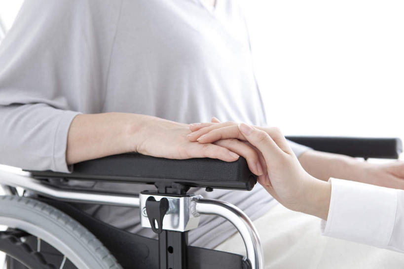 东方人,两个人,家庭,夫妻,病人,坐,蹲,笑,摸,微笑,露齿笑,横图,室内,白天,侧面,爱情,亚洲,抚摸,阴影,服装,光线,工具,影子,浪漫,注视,休闲装,黄种人,一个,衣服,白色,阳光,轮椅,复健,观察,看,靠,靠着,倚靠,休闲,康复,温暖,温馨,一家人,休闲服,器械,恩爱,恋人,服饰,单个,观看,和睦,察看,医疗设备,倚着,关注,医疗器械,医疗工具,辅助设备,老年男性,老年女性,男人,男性,女人,女性,亚洲人,夫妇,情侣,患者,就医者,触摸,蹲着,接触,坐着,半身,彩图,伴侣,融洽