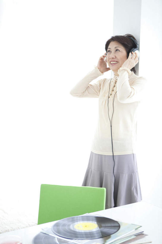 东方人,一个人,站,笑,摸,微笑,露齿笑,竖图,室内,白天,正面,快乐,满意,幸福,数据,窗户,落地窗,桌子,椅子,亚洲,仅一个年轻女性,仅一个女性,仅一个人,许多,抚摸,阴影,服装,光线,信息,光盘,影子,办公桌,墙,光碟,音响,音乐,听,注视,休闲装,黄种人,娱乐,存储介质,玻璃窗,墙壁,墙面,衣服,绿色,白色,阳光,耳机,观察,看,站着,享受,休闲,休闲服,放松,服饰,观看,碟片,存储,察看,舒适,享乐,关注,年轻女性,女人,女性,亚洲人,触摸,接触,站立,半身,彩图