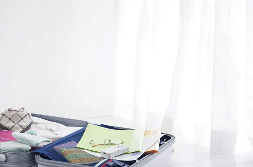 无人,横图,俯视,室内,白天,窗户,落地窗,一堆,许多,阴影,堆叠,堆积,服装,光线,笔,材料,瓷砖,档案,地砖,拉杆箱,旅行箱,文件,影子,墙,办公用品,地面,休闲装,玻璃窗,墙壁,墙面,文具,一个,衣服,阳光,行李箱,学习用品,箱子,资料,休闲,休闲服,服饰,单个,堆,出差,文具用品,文档,彩图,高角度拍摄,旅行