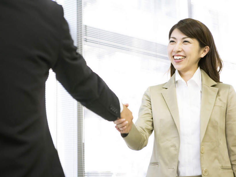 东方人,背部,头发,两个人,伙伴,朋友,商务人士,商务男性,商务女性,站,握手,笑,微笑,露齿笑,横图,室内,白天,正面,衬衫,友谊,合作,团队,窗户,亚洲,阴影,套装,光线,影子,墙,注视,黄种人,玻璃窗,相视,墙壁,墙面,黑色,阳光,观察,看,站着,面对面,战略,观看,对视,察看,关注,相对,商务装,工薪阶层,相看,联合,合谋,配合,协作,友情,男人,男性,年轻男性,年轻女性,女人,女性,亚洲人,长发,白领,上班族,搀手,拉手,手搀手,手拉手,手牵手,手握手,站立,半身,彩图,衬衣