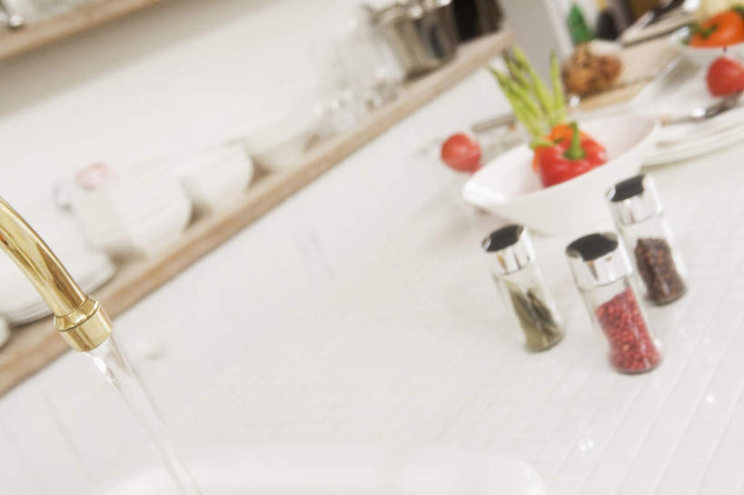 无人,横图,俯视,室内,白天,厨房,柜子,桌面,蔬菜,土豆,西红柿,杯子,餐具,一排,许多,阴影,朦胧,模糊,新鲜,整齐,光线,碟子,盘,影子,墙,竹笋,调料,食品,调味品,调味料,笋,墙壁,墙面,食物,排列,三个,阳光,盘子,水杯,橱柜,碟,碗,有机食品,绿色食品,队列,馍馍蛋,茶杯,进餐用具,烹调用具,洋芋,山药蛋,马铃薯,番茄,彩图,高角度拍摄,灶间