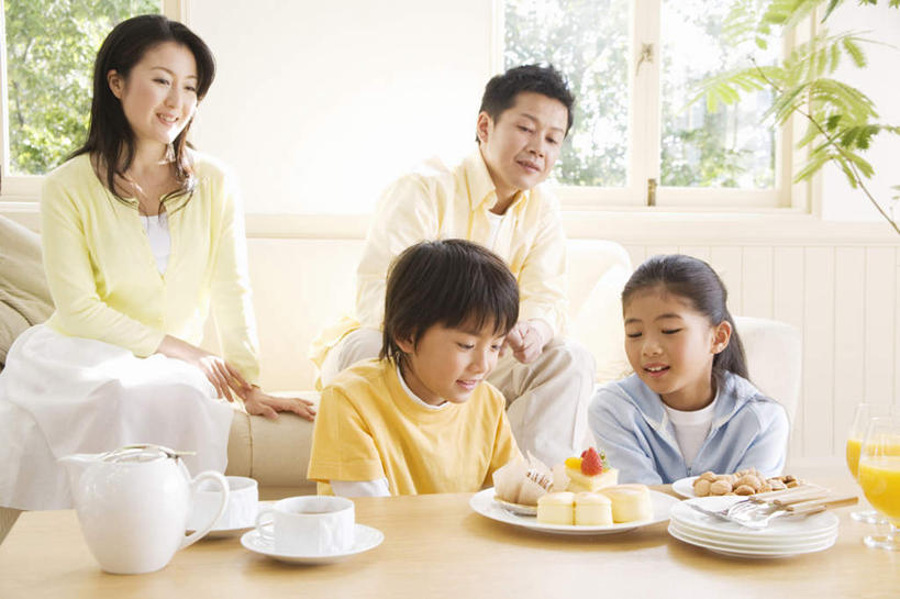 点心,东方人,儿童,头发,四个人,家庭,客厅,坐,笑,摸,微笑,露齿笑,横图,室内,白天,正面,下午茶,纯洁,植物,餐桌,窗户,落地窗,桌子,杯子,餐具,亚洲,一块,抚摸,阴影,服装,光线,瓷器,碟子,盘,影子,勺子,墙,食品,咖啡杯,陶瓷制品,注视,休闲装,黄种人,玻璃窗,墙壁,墙面,树,树木,食物,糕点,小孩,衣服,黄色,绿色,黑色,阳光,自然,盘子,调羹,碟,汤匙,低头,观察,看,靠,靠着,倚靠,休闲,温暖,温馨,一家人,休闲服,可爱,童年,童趣,服饰,生长,成长,餐台,观看,和睦,察看,起居室,倚着,关注,瓷杯,童真,烂漫,无邪,天真,男孩,男人,男性,年轻男性,年轻女性,女孩,女人,女性,亚洲人,孩子,触摸,接触,坐着,半身,彩图,融洽,蛋糕,男生,女生