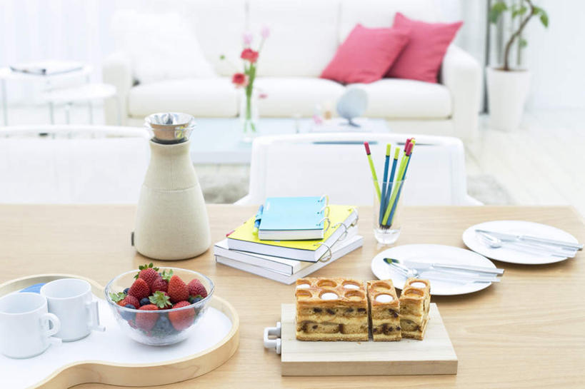 无人,客厅,横图,俯视,室内,白天,植物,餐桌,靠垫,沙发,桌子,草莓,浆果,葡萄,杯子,餐具,书籍,水果,一堆,许多,堆叠,堆积,新鲜,碟子,壶,盘,盆栽,勺子,墙,生食,食品,果实,靠枕,盆景,墙壁,墙面,水壶,食物,两个,红色,绿色,自然,盘子,茶壶,水杯,垫子,调羹,碟,汤匙,枕头,有机食品,绿色食品,生长,成长,餐台,堆,起居室,布艺沙发,茶杯,进餐用具,烹调用具,书,图书,洋莓,水果皇后,山葫芦,蒲桃,红莓,地莓,草龙珠,彩图,高角度拍摄