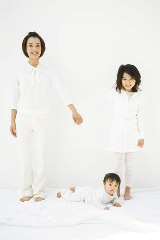 东方人,儿童,头发,三个人,家庭,母亲,儿子,站,握手,笑,摸,微笑,露齿笑,竖图,室内,白天,白色背景,正面,婴儿服装,纯洁,亚洲,抚摸,服装,瓷砖,地砖,地面,扭头,注视,休闲装,黄种人,小孩,衣服,白色,黑色,观察,看,趴着,站着,转头,休闲,温暖,温馨,母子,一家人,休闲服,可爱,母爱,童年,童趣,摄影,服饰,影棚,观看,和睦,察看,关注,童真,烂漫,无邪,天真,男孩,年轻女性,女人,女性,亚洲人,孩子,年轻人,长发,触摸,接触,拉手,趴,手拉手,手握手,站立,彩图,全身,影棚拍摄,婴儿服,拍摄,融洽,男生,襁褓