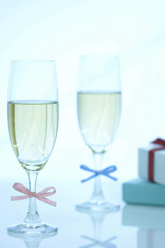 葡萄酒,无人,竖图,室内,白天,正面,桌面,杯子,礼盒,礼物,阴影,装饰,光线,高脚杯,影子,纸盒,缎带,红酒杯,酒类,两杯,玻璃制品,盒子,酒,饮料,两个,红色,蓝色,绿色,阳光,包装盒,酒杯,礼品盒,礼品,华丽,修饰,点缀,衬托,美观,雅致,雅观,玻璃杯,彩图