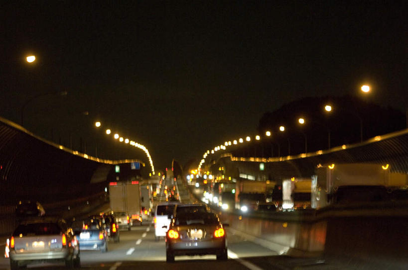 无人,横图,室外,夜晚,正面,旅游,度假,美景,植物,道路,路,路灯,公路,汽车,照明,一排,许多,整齐,景观,灯光,交通,娱乐,车,灯,树,树木,排列,绿色,黑色,天空,自然,交通工具,轿车,天,驾驶,行驶,享受,休闲,景色,放松,生长,成长,操纵,照亮,控制,照明设备,队列,自然风光,载具,操控,把持,马路,彩图