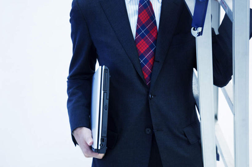 东方人,一个人,商务人士,商务男性,站,捧,摸,攀登,横图,室内,白天,白色背景,正面,衬衫,电脑,笔记本电脑,亚洲,仅一个男性,仅一个人,抚摸,握,条纹,套装,网络,梯子,阶梯,领带,拿,拎,拿着,黄种人,通讯设备,仅一个年轻男性,一个,红色,站着,爬,握着,摄影,影棚,单个,上升,无线,通信设备,商务装,无线网络,无线上网,便携式电脑,工薪阶层,人字梯,登高,手提电脑,男人,男性,年轻男性,亚洲人,白领,上班族,触摸,端,端着,接触,攀爬,捧着,手捧,站立,半身,彩图,影棚拍摄,衬衣,拍摄,拎着