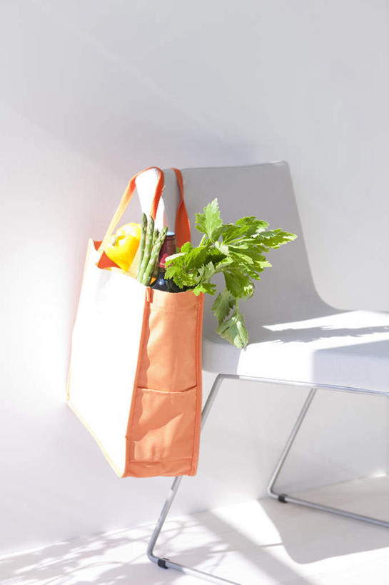 红酒,无人,竖图,室内,白天,正面,购物,消费,床,卧室,辣椒,芹菜,蔬菜,西红柿,袋子,阴影,新鲜,光线,包装袋,瓷砖,地砖,手提袋,影子,墙,食品,床单,购物袋,地面,红酒瓶,被子,墙壁,墙面,玻璃制品,酒瓶,食物,一个,阳光,玻璃瓶,瓶子,金融,单人床,有机食品,绿色食品,单个,一瓶,被单,购买,贸易,彩椒,辣角,红海椒,大椒,辣虎,广椒,药芹,甜椒,水芹,柿子椒,辣子,旱芹,海椒,番茄,番椒,灯笼椒,彩图,睡房,卧房