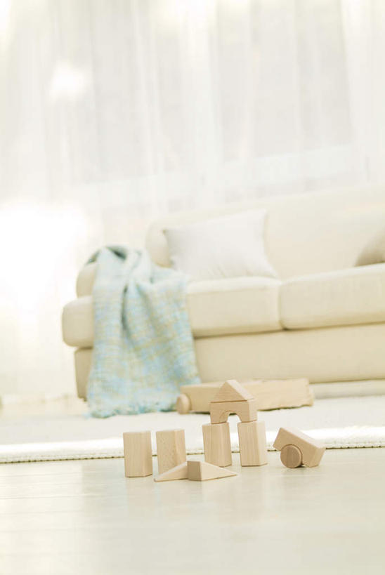 无人,客厅,竖图,室内,白天,正面,旅游,度假,游戏,智慧,窗户,靠垫,落地窗,沙发,玩具,许多,阴影,服装,光线,瓷砖,地砖,影子,墙,靠枕,地面,玩,休闲装,娱乐,玻璃窗,墙壁,墙面,衣服,蓝色,阳光,垫子,枕头,享受,休闲,休闲服,积木,放松,益智,服饰,活动,起居室,思维,发泄,消遣,智力,想象,布艺沙发,宣泄,玩耍,嬉戏,彩图