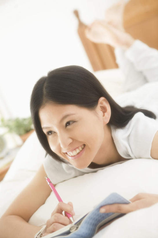 东方人,头发,一个人,笑,微笑,露齿笑,竖图,俯视,室内,白天,植物,床,卧室,亚洲,仅一个年轻女性,仅一个女性,仅一个人,写,服装,笔,盆栽,墙,办公用品,床单,记事本,盆景,注视,休闲装,黄种人,被子,墙壁,墙面,文具,衣服,绿色,白色,黑色,自然,本子,笔记本,学习用品,观察,记录,看,趴着,休闲,休闲服,服饰,单人床,生长,成长,观看,文具用品,一支,察看,被单,关注,年轻女性,女人,女性,亚洲人,长发,趴,抬头,仰头,半身,彩图,高角度拍摄,睡房,卧房