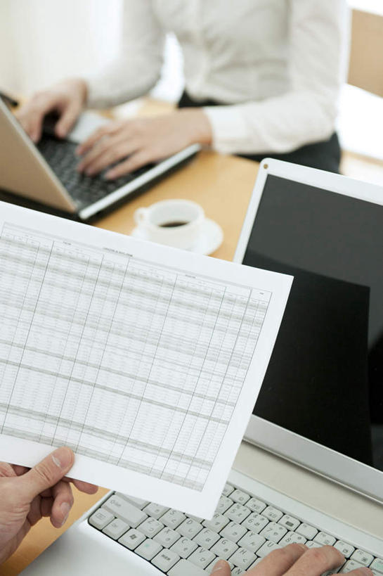 东方人,两个人,商务人士,商务男性,办公室,坐,捧,摸,竖图,俯视,室内,白天,衬衫,电脑,笔记本电脑,桌子,杯子,亚洲,抚摸,敲打,握,阴影,套装,光线,网络,材料,瓷器,档案,文件,影子,办公桌,咖啡杯,陶瓷制品,拿,拿着,黄种人,输入,通讯设备,阳光,资料,打字,低头,靠,靠着,倚靠,握着,点击,敲击,无线,倚着,文档,瓷杯,通信设备,商务装,无线网络,无线上网,便携式电脑,工薪阶层,按键,手提电脑,男人,男性,年轻男性,年轻女性,女人,女性,亚洲人,白领,上班族,触摸,端,端着,接触,捧着,手捧,坐着,半身,彩图,高角度拍摄,衬衣