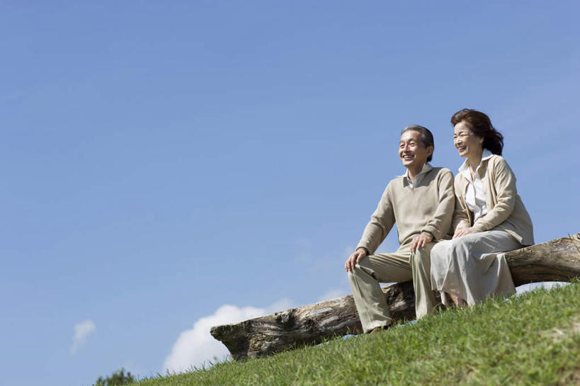 东方人,头发,两个人,家庭,夫妻,坐,抱,笑,微笑,露齿笑,横图,室外,白天,仰视,爱情,旅游,度假,草地,草坪,植物,亚洲,阴影,服装,光线,木头,影子,云,云朵,浪漫,云彩,注视,休闲装,黄种人,娱乐,草,衣服,蓝色,绿色,黑色,灰色,白云,蓝天,天空,阳光,天,观察,看,享受,休闲,温暖,温馨,一家人,休闲服,恩爱,放松,恋人,服饰,抱着,观看,和睦,察看,搂着,关注,老年男性,老年女性,男人,男性,女人,女性,亚洲人,夫妇,情侣,搂,搂抱,坐着,彩图,低角度拍摄,全身,伴侣,融洽