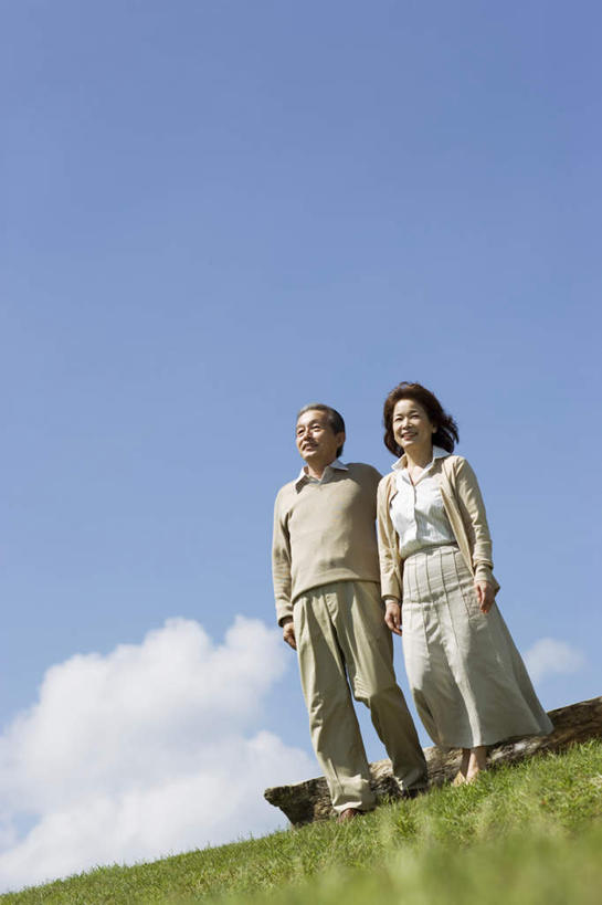 东方人,头发,两个人,家庭,夫妻,站,笑,微笑,露齿笑,竖图,室外,白天,仰视,爱情,旅游,度假,草地,草坪,植物,亚洲,阴影,服装,光线,木头,影子,云,云朵,浪漫,云彩,注视,休闲装,黄种人,娱乐,草,衣服,蓝色,绿色,黑色,灰色,白云,蓝天,天空,阳光,天,观察,看,站着,享受,休闲,温暖,温馨,一家人,休闲服,恩爱,放松,恋人,服饰,观看,和睦,察看,关注,老年男性,老年女性,男人,男性,女人,女性,亚洲人,夫妇,情侣,站立,彩图,低角度拍摄,全身,伴侣,融洽