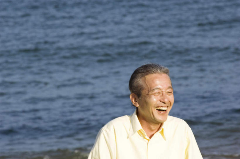 东方人,头发,一个人,站,笑,微笑,露齿笑,横图,室外,白天,正面,旅游,度假,海浪,海洋,亚洲,仅一个男性,仅一个人,阴影,波纹,服装,光线,影子,浪花,扭头,注视,休闲装,黄种人,娱乐,衣服,白色,水纹,阳光,海水,波浪,观察,看,站着,张嘴,转头,仅一个老年男性,享受,休闲,休闲服,放松,服饰,观看,察看,关注,张大嘴巴,海景,老年男性,男人,男性,亚洲人,大海,风浪,海,海水的波动,近岸浪,涌浪,张开嘴,站立,半身,彩图