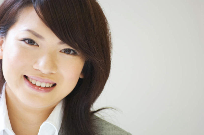 东方人,脸,头,脸颊,头发,一个人,商务人士,商务女性,站,笑,微笑,露齿笑,横图,室内,特写,白天,正面,衬衫,亚洲,仅一个年轻女性,仅一个女性,仅一个人,灰色背景,套装,注视,黄种人,黑色,观察,看,站着,摄影,影棚,观看,察看,关注,商务装,工薪阶层,年轻女性,女人,女性,亚洲人,头部,长发,脸部,脸蛋,面部,白领,上班族,站立,半身,彩图,影棚拍摄,衬衣,拍摄