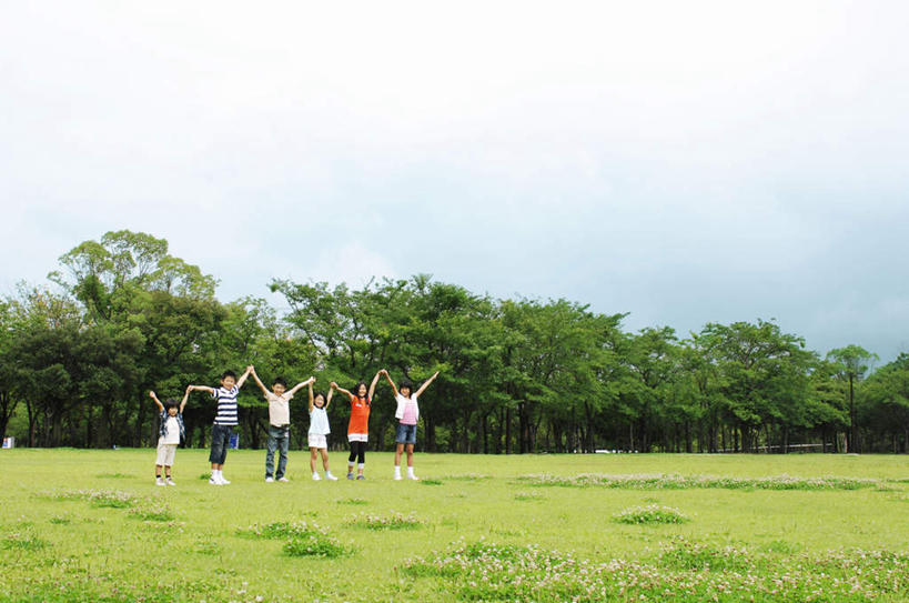 东方人,头发,站,举,伸展双臂,握手,摸,横图,室外,白天,正面,旅游,度假,纯洁,草地,草坪,植物,亚洲,一排,抚摸,阴影,服装,整齐,光线,影子,云,云朵,许多人,云彩,休闲装,黄种人,娱乐,草,树,树木,排列,衣服,红色,蓝色,绿色,黑色,白云,蓝天,天空,阳光,自然,天,托,站着,一群人,享受,休闲,休闲服,放松,可爱,童年,童趣,服饰,生长,成长,队列,童真,烂漫,无邪,天真,年轻女性,女人,女性,亚洲人,敞开双臂,触摸,接触,举起,举手,举着,拉手,伸开双臂,手拉手,手握手,向上举,向上伸,向上托,展开双肩,站立,张开手臂,张开双臂,彩图,全身