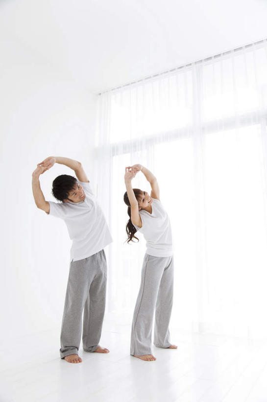 东方人,头发,两个人,家庭,夫妻,站,举,笑,摸,微笑,露齿笑,竖图,室内,白天,正面,爱情,窗户,落地窗,亚洲,抚摸,伸展,弯腰,阴影,服装,光线,瓷砖,地砖,影子,墙,地面,浪漫,注视,休闲装,黄种人,玻璃窗,墙壁,墙面,衣服,白色,黑色,阳光,观察,看,托,站着,休闲,温暖,温馨,一家人,赤脚,休闲服,恩爱,恋人,服饰,观看,和睦,察看,关注,弯身,男人,男性,年轻男性,年轻女性,女人,女性,亚洲人,夫妇,情侣,触摸,接触,举起,举手,举着,向上举,向上伸,向上托,站立,彩图,全身,伴侣,融洽