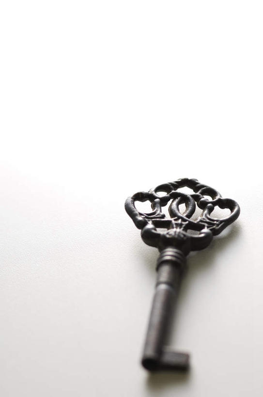 无人,竖图,俯视,室内,特写,白天,白色背景,安全,桌面,一把,阴影,花纹,光线,图案,影子,防护,钥匙,阳光,摄影,影棚,保护,开启,封闭,保险,私密,保全,周全,安稳,安定,防盗,平安,彩图,高角度拍摄,影棚拍摄,拍摄