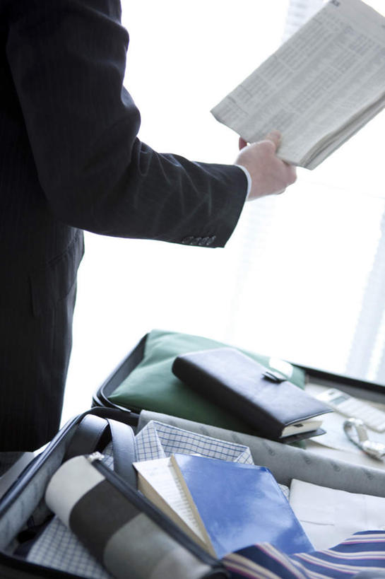 东方人,一个人,商务人士,商务男性,站,捧,摸,竖图,室内,白天,侧面,衬衫,窗户,落地窗,报纸,亚洲,仅一个男性,仅一个人,一堆,抚摸,握,阴影,堆叠,堆积,套装,光线,信息,材料,档案,拉杆箱,旅行箱,文件,影子,墙,记事本,拿,拿着,黄种人,玻璃窗,墙壁,墙面,仅一个年轻男性,阳光,本子,笔记本,行李箱,箱子,资料,站着,握着,堆,出差,新闻,文档,商务装,工薪阶层,男人,男性,年轻男性,亚洲人,白领,上班族,触摸,端,端着,接触,捧着,手捧,站立,半身,彩图,衬衣,旅行,报刊