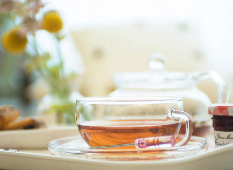 点心,无人,横图,室内,特写,白天,正面,餐桌,窗户,桌子,杯子,餐具,许多,阴影,朦胧,模糊,盛开,光线,瓷器,碟子,壶,盘,影子,勺子,食品,甜点,甜品,咖啡杯,陶瓷制品,花蕾,玻璃窗,水壶,花,花瓣,花朵,鲜花,食物,糕点,黄色,阳光,盘子,茶壶,调羹,碟,汤匙,甜食,花苞,花蕊,餐台,瓷杯,彩图