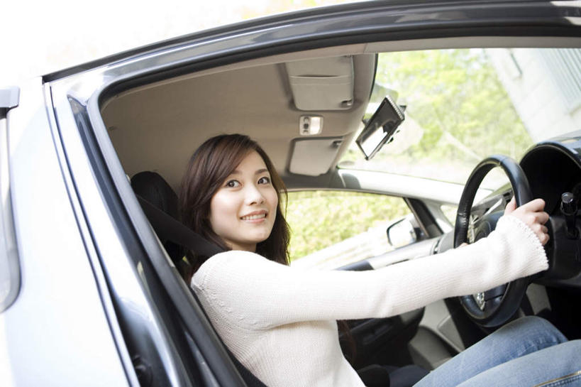 东方人,头发,一个人,坐,笑,摸,微笑,露齿笑,横图,室外,白天,侧面,旅游,度假,植物,汽车,亚洲,仅一个年轻女性,仅一个女性,仅一个人,一辆,抚摸,握,阴影,服装,光线,影子,扭头,注视,休闲装,黄种人,娱乐,车,树,树木,衣服,绿色,白色,黑色,阳光,自然,交通工具,轿车,观察,看,靠,靠着,倚靠,转头,享受,休闲,休闲服,放松,握着,服饰,生长,成长,观看,察看,倚着,关注,载具,年轻女性,女人,女性,亚洲人,触摸,接触,坐着,半身,彩图