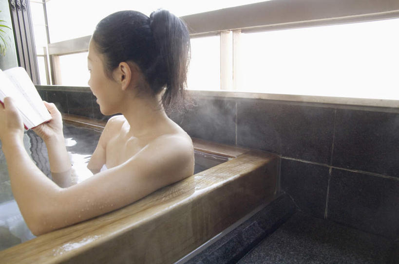 东方人,头发,一个人,坐,捧,笑,摸,微笑,露齿笑,横图,室内,白天,侧面,浴袍,按摩,美容,阅读,水,地板,报纸,书籍,亚洲,仅一个年轻女性,仅一个女性,仅一个人,一本,抚摸,护肤,握,学习,阴影,波纹,光线,液体,影子,墙,水滴,地面,拿,拿着,注视,黄种人,木地板,墙壁,墙面,白色,黑色,水纹,阳光,波浪,观察,看,靠,靠着,倚靠,保养,享受,休闲,放松,浏览,握着,SPA水疗,保健,温泉浴场,观看,察看,倚着,关注,养颜,年轻女性,女人,女性,亚洲人,长发,书,图书,矿泉疗养地,触摸,端,端着,接触,捧着,手捧,坐着,半身,彩图,汤帷子,浴衣,水疗