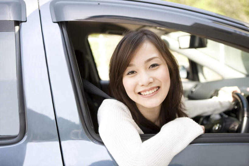 东方人,头发,一个人,坐,笑,摸,微笑,露齿笑,横图,室外,白天,侧面,旅游,度假,植物,汽车,亚洲,仅一个年轻女性,仅一个女性,仅一个人,一辆,撑,抚摸,阴影,服装,光线,影子,扭头,注视,休闲装,黄种人,娱乐,车,树,树木,衣服,绿色,白色,黑色,阳光,自然,交通工具,轿车,观察,看,靠,靠着,倚靠,转头,享受,休闲,休闲服,放松,服饰,生长,成长,观看,察看,撑着,倚着,关注,载具,年轻女性,女人,女性,亚洲人,长发,触摸,接触,坐着,半身,彩图