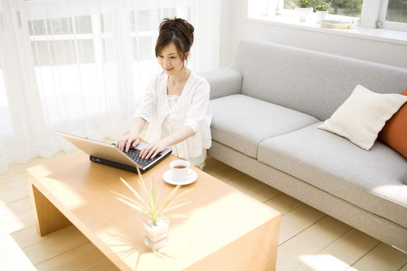 东方人,头发,一个人,客厅,坐,笑,摸,微笑,露齿笑,横图,俯视,室内,白天,电脑,笔记本电脑,植物,沙发,桌子,杯子,餐具,亚洲,仅一个年轻女性,仅一个女性,仅一个人,抚摸,敲打,服装,网络,瓷器,碟子,盘,办公桌,墙,咖啡杯,陶瓷制品,注视,休闲装,黄种人,输入,通讯设备,墙壁,墙面,树,树木,衣服,绿色,白色,黑色,自然,盘子,碟,打字,低头,观察,看,休闲,休闲服,服饰,生长,成长,观看,点击,敲击,察看,无线,起居室,关注,瓷杯,通信设备,无线网络,布艺沙发,无线上网,便携式电脑,按键,手提电脑,年轻女性,女人,女性,亚洲人,长发,触摸,接触,坐着,半身,彩图,高角度拍摄
